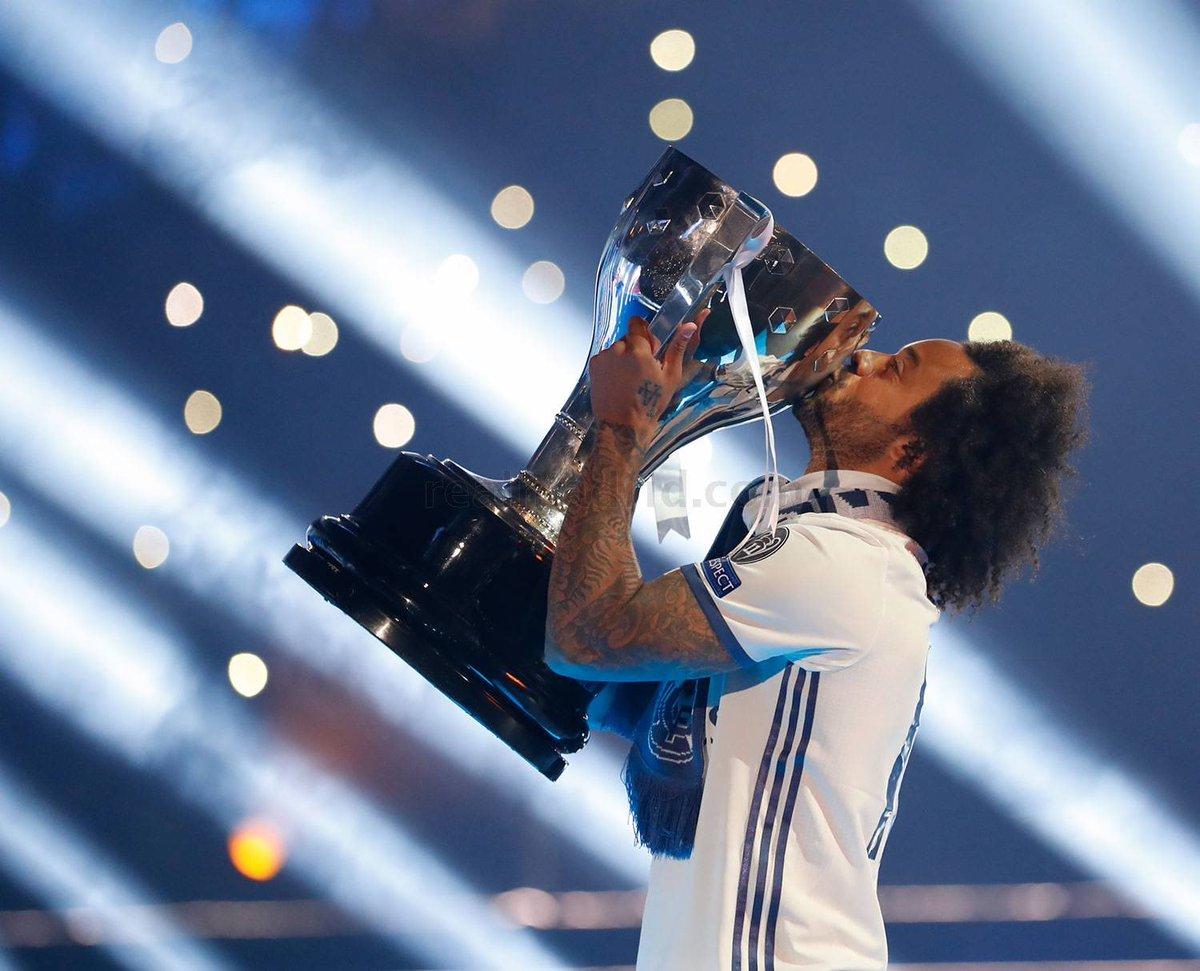 ريال مدريد يحتفل بالثنائية التاريخية 148151227.jpg