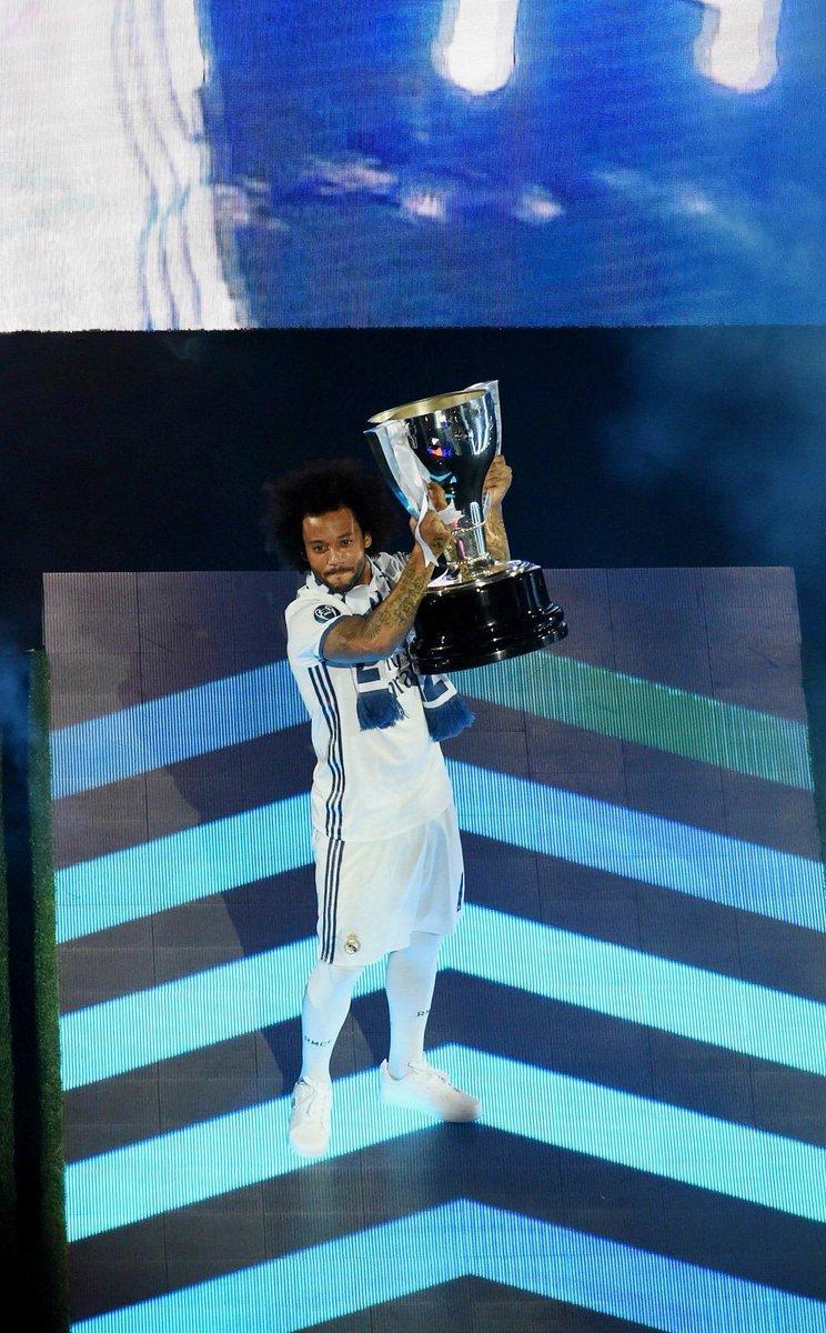 ريال مدريد يحتفل بالثنائية التاريخية 207868198.jpg