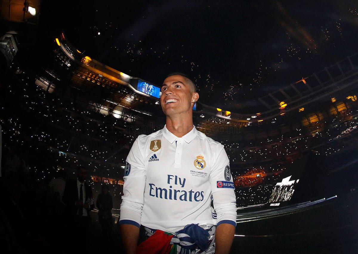 ريال مدريد يحتفل بالثنائية التاريخية 732122676.jpg
