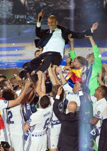 ريال مدريد يحتفل بالثنائية التاريخية 758042949.jpg