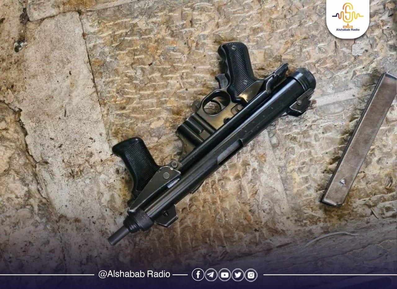 الاحتـ.ـلال ينشر صورًا يزعم أنها للأسلحة التي كانت بحوزة منفذي عملية الاشتباك قرب باب السلسلة في القدس المحتلة